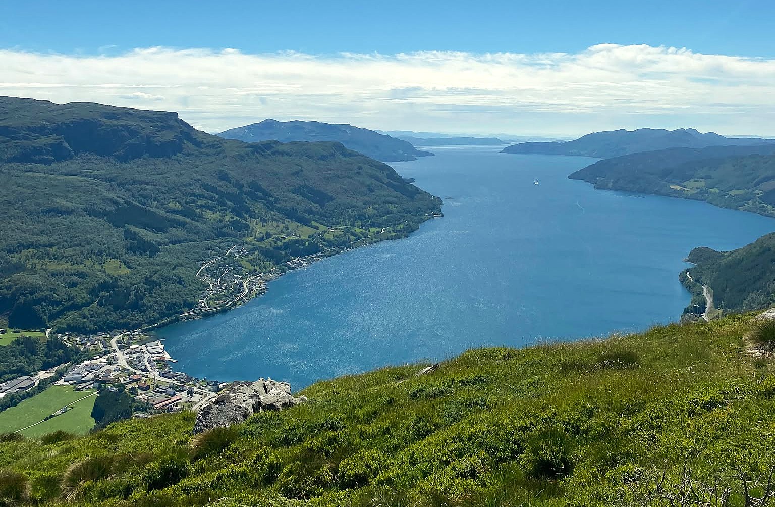 Sandeid og Sandeidfjorden sett frå Hovda. Foto: Ida Eline Skålnes, SFRO