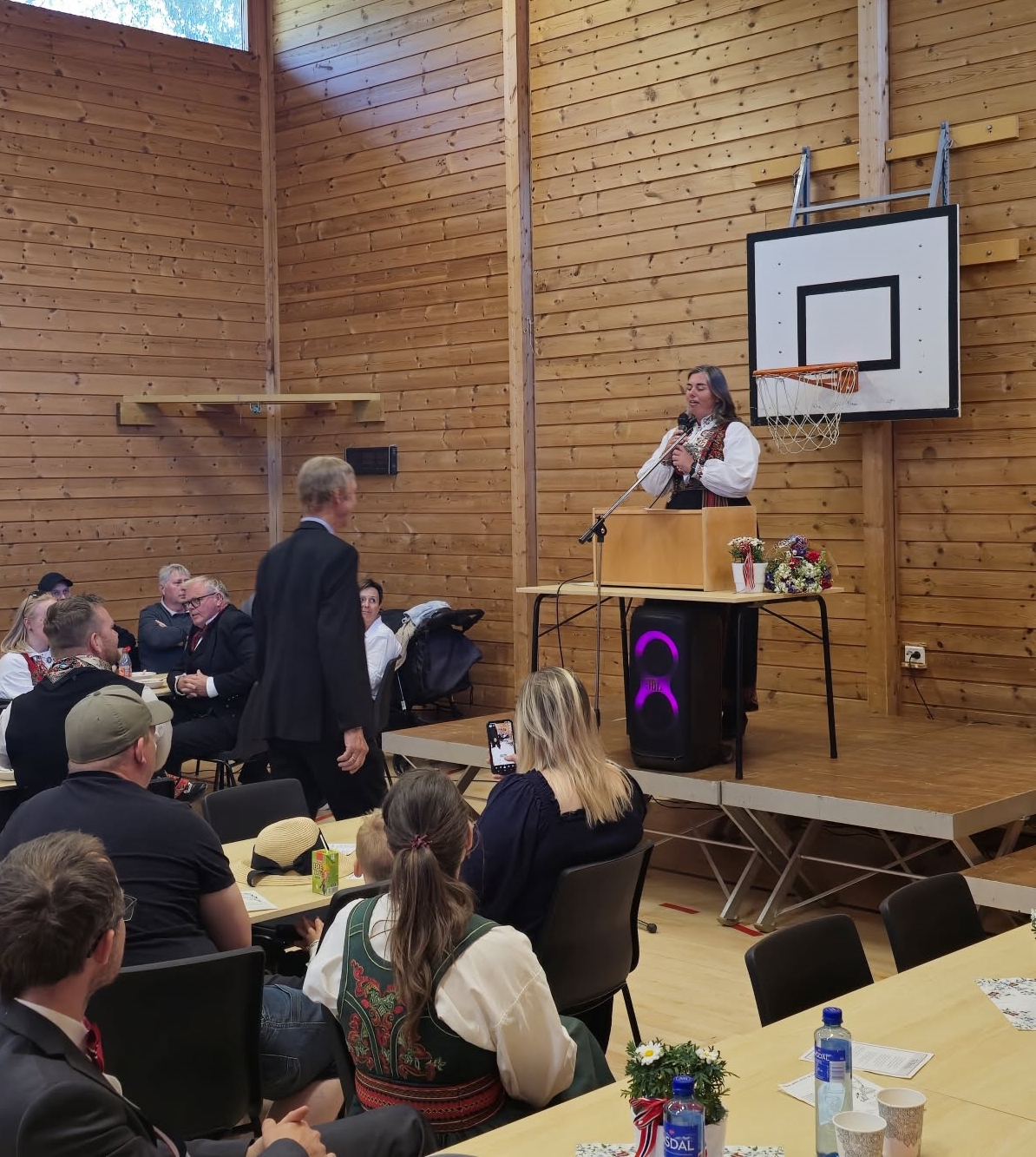 Ordfører Linda Thorstensen overrakte Hans Majestet Kongens fortjenstmedalje til Kåre Paul Langeland, under et 17. mai i Nome kommune. Foto: Linn Obrestad Ordfører Linda Thorstensen overrakte Hans Majestet Kongens fortjenstmedalje til Kåre Paul Langeland, under et 17. mai i Nome kommune. Foto: Linn Obrestad