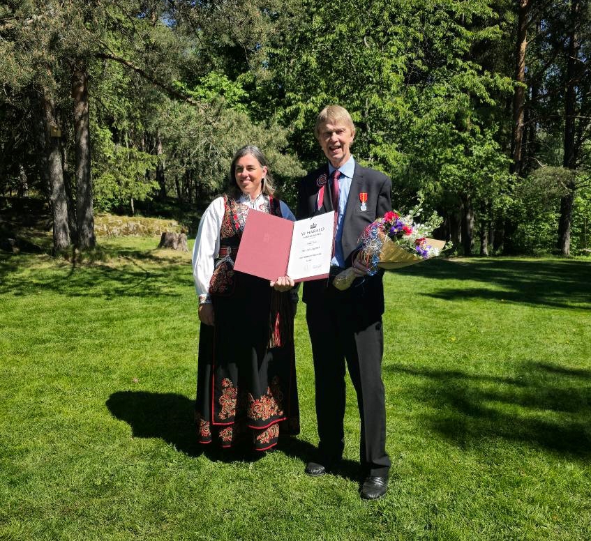 Ordfører Linda Thorstensen overrakte Hans Majestet Kongens fortjenstmedalje til Kåre Paul Langeland. Foto: Linn Obrestad Ordfører Linda Thorstensen overrakte Hans Majestet Kongens fortjenstmedalje til Kåre Paul Langeland. Foto: Linn Obrestad