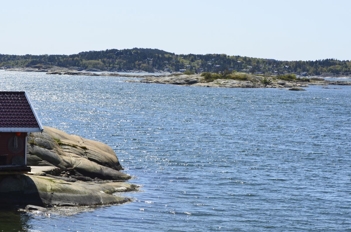 Marøyskjæra ligger nokså nær Natholmen, ytterst i Lahellefjorden. Foto: Birgit Brosø. Marøyskjæra ligger nokså nær Natholmen, ytterst i Lahellefjorden.