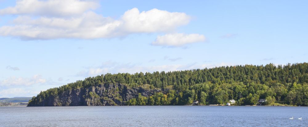 Mulåsen er en brattlendt odde som stikker langt ut i havet. Foto: Statsforvalteren i Vestfold og Telemark. Mulåsen er en brattlendt odde som stikker langt ut i havet.