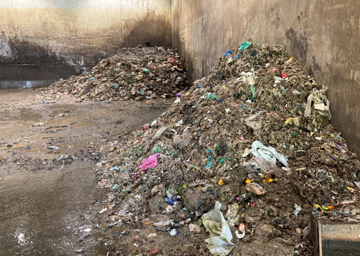 Matavfall vert samla inn og sortert ved avfallsmottak. Foto: Statsforvaltaren i Vestland / Statsforvaltaren i Vestland. To hauger med avfall i plastsekker av ulike farge.