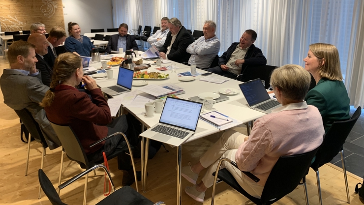 Møte mellom ordførarane langs Sognefjorden og statsforvaltar Liv Signe Navarsete den 18. juni 2025. Foto: Statsforvaltaren i Vestland/Halvor Røssum. menneskje rundt eit møtebord