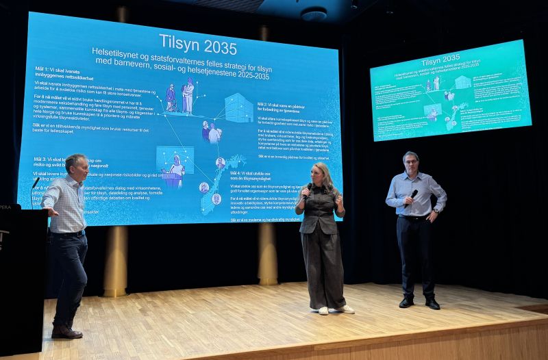 Margot Telnes på scenen sammen med to representanter fra Helsetilsynet