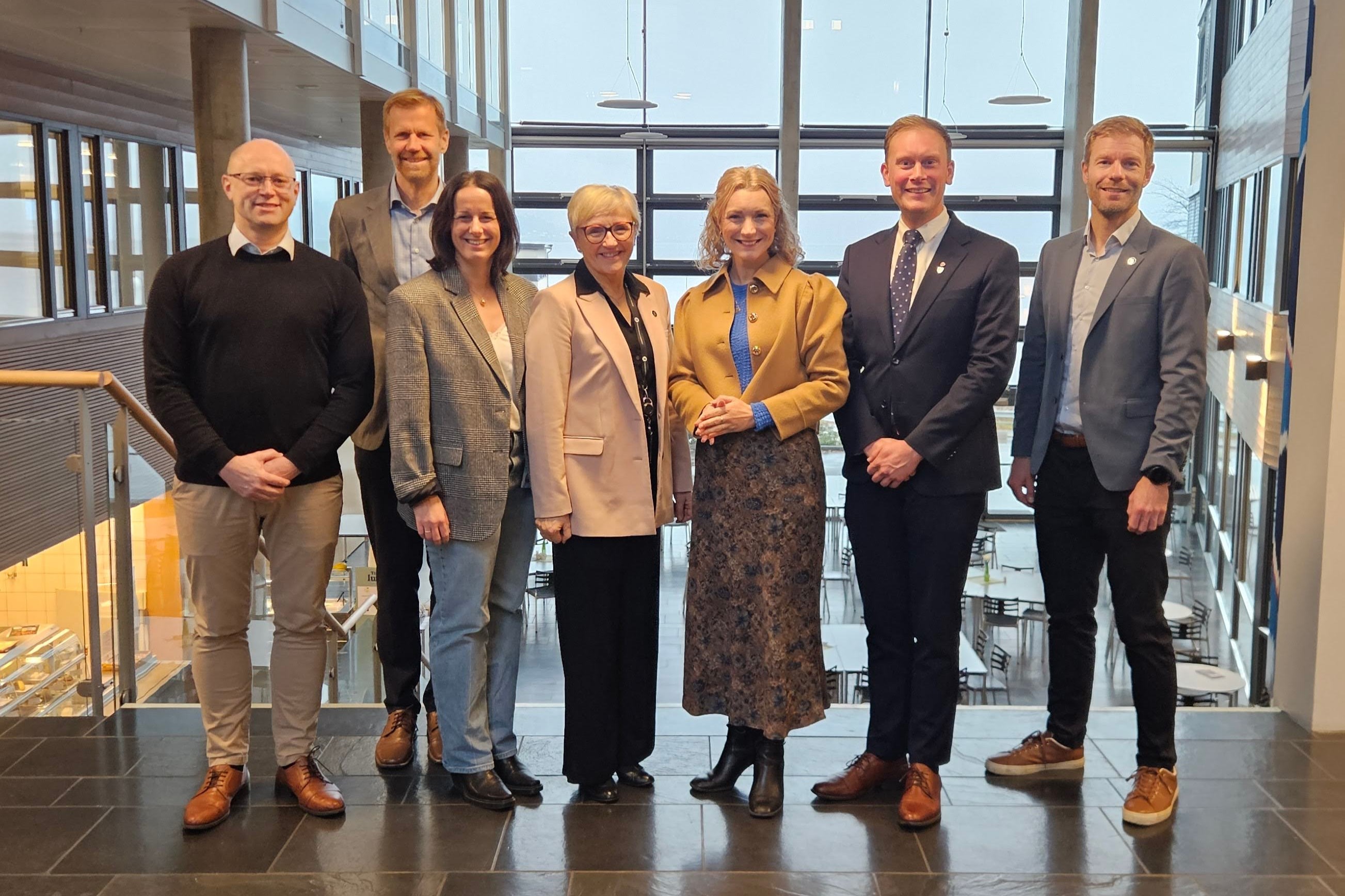 Gruppebilde av Bjørn Tore Årøy (STAF), Gunnar O. Hæreid (Statsforvalteren i Vestland), Cecilie Njøs Høgheim (STAF), Liv Signe Navarsete (Statsforvalteren i Vestland), digitaliserings- og forvaltningsminister Karianne Tung, ordfører i Sogndal kommune Stig Ove Ølmheim og Ola Alsterholm (Statsforvalteren i Vestland)