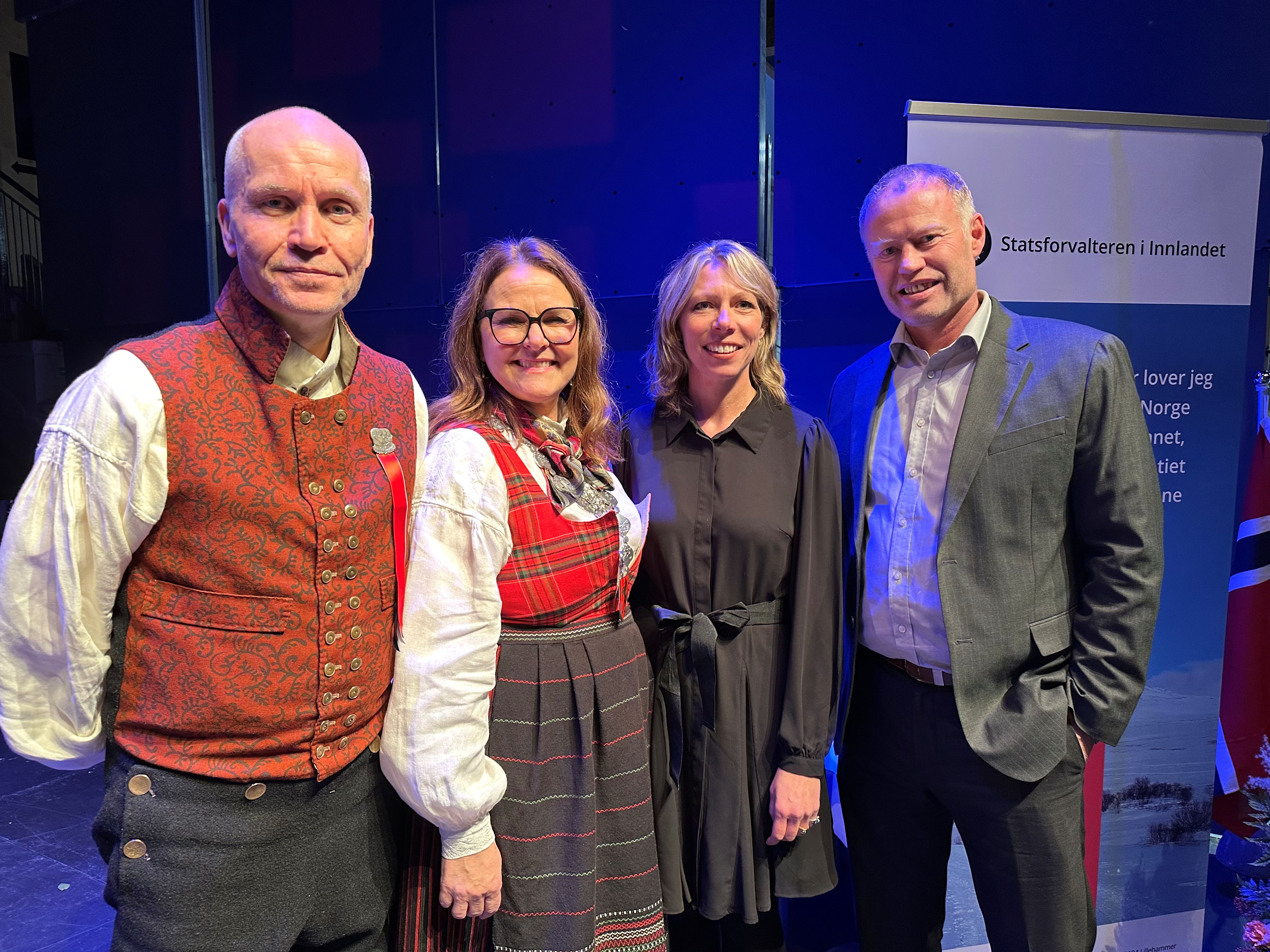 Statsborger Sarah Jeanne Grøthe med ekte mann Knut og ordfører i Nord-Fron, Anne Marie Olstad, og assisterende statsforvalter Sigurd Tremoen.
