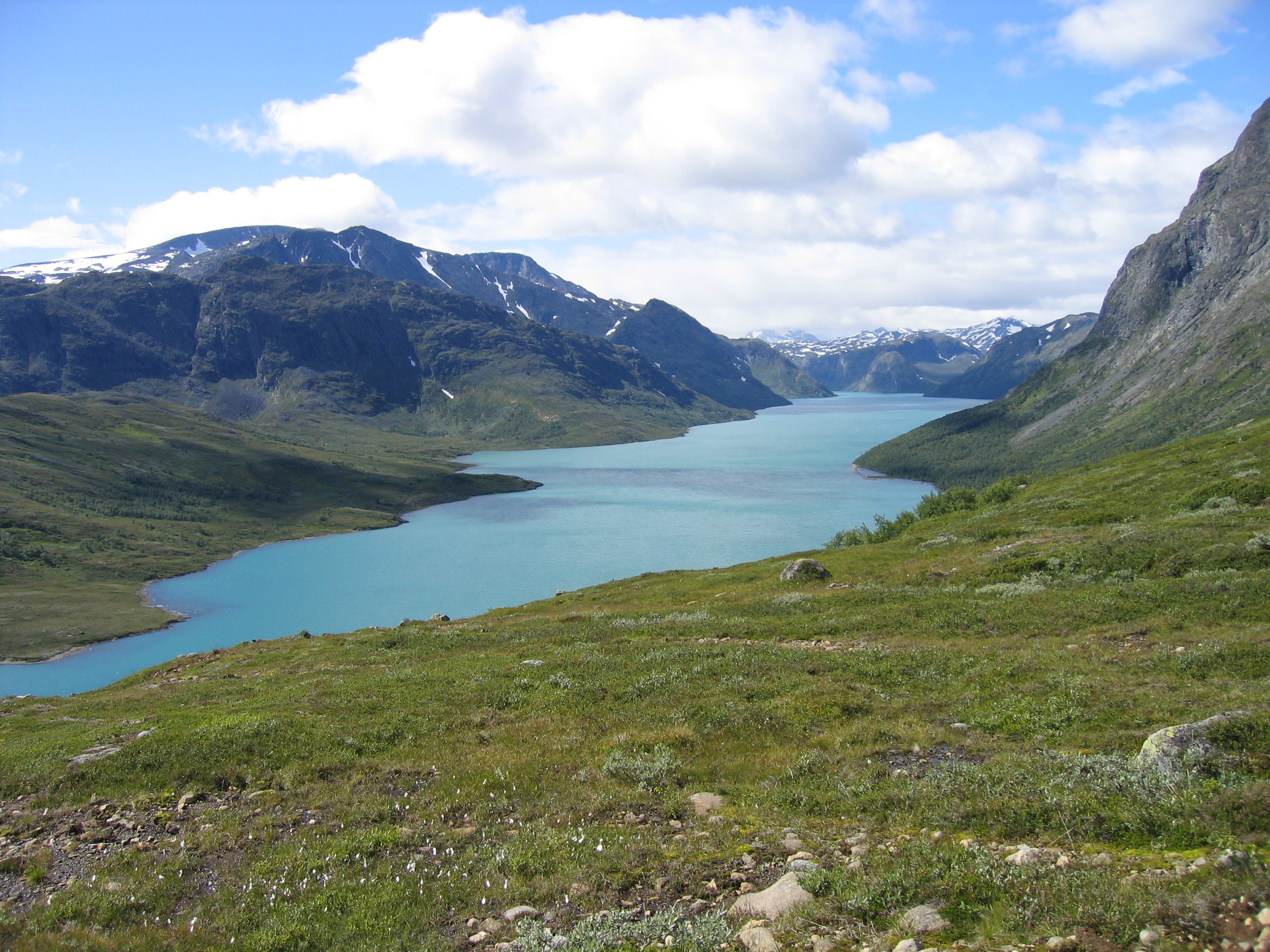 Natur med fjell og innsjø.