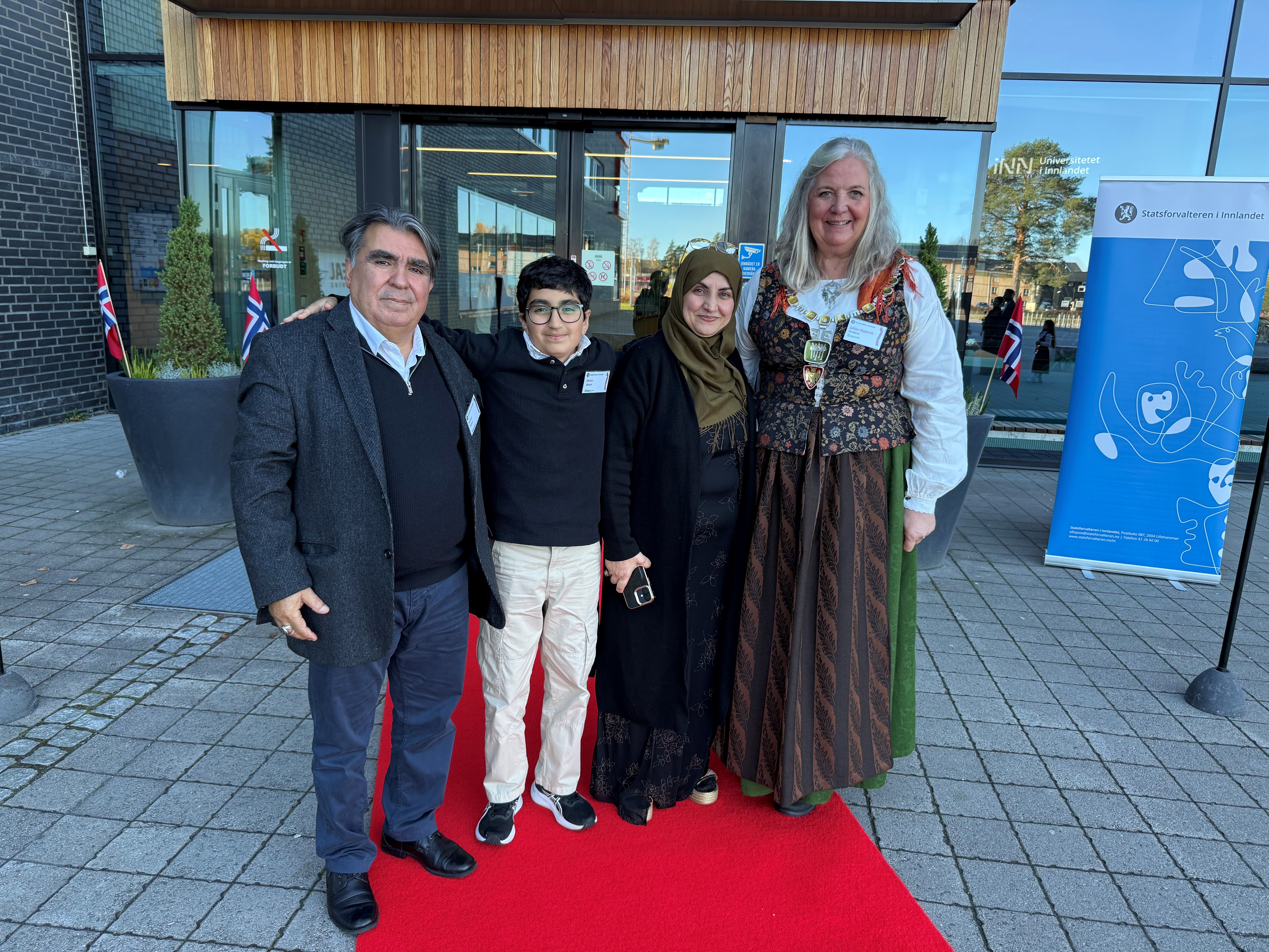 Familie foran bygning