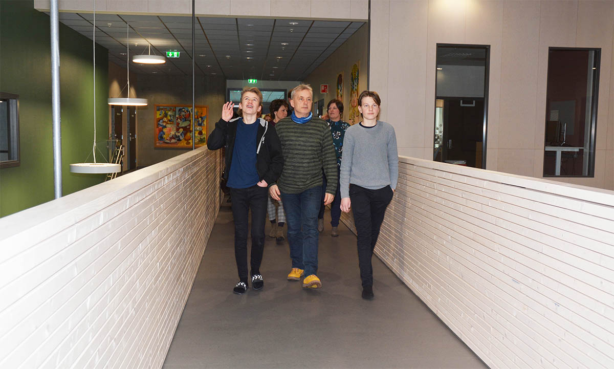 Folk som går i en gang