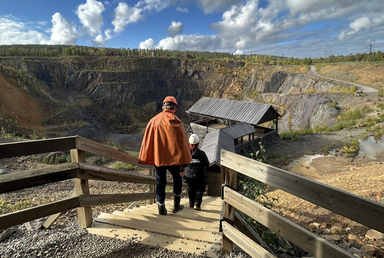 Fra gruve til museum: En stor turistattraksjon som drives kommersielt der kobbermalmen ble tatt ut fra Falugruvene. Foto: Statsforvalteren i Innlandet. Folk på tur ned i gruveområdet ute i Falun.