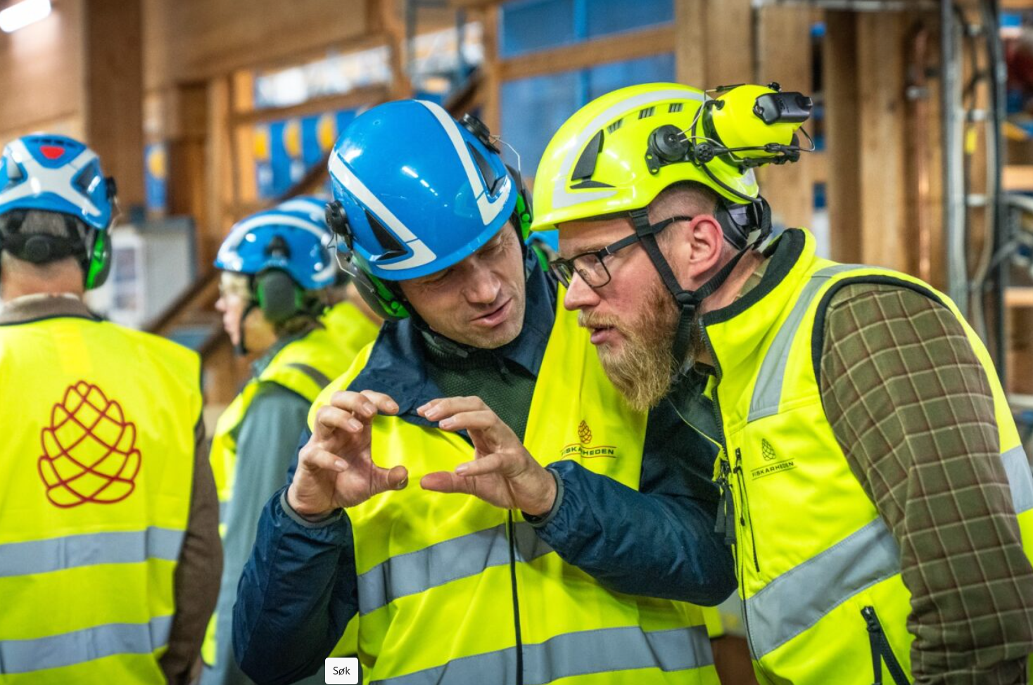 Når befolkningen i grenseområdene samhandler tett, må også staten gjøre det, her ved Steinar Lyshaug hos Statsforvalteren i Innlandet, på bedriftsbesøk i Dalarna. Foto: Landshøvdingen i Dalarna. En norsk og en svensk mann snakker sammen på bedriftsbesøk. Steinar Lyshaug fra statsforvalteren i Innlandet.