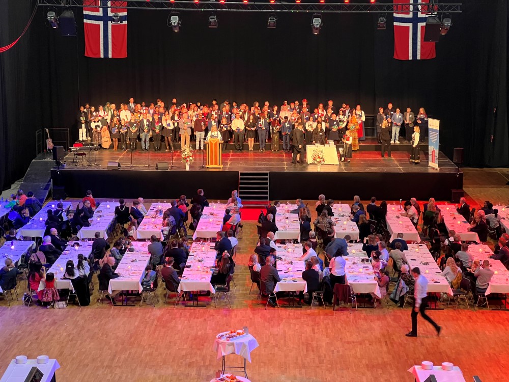 Håkons Hall på Lillehammer er pyntet til statsborgerseremoni Foto: Lisbeth B. Huse. Håkons Hall på Lillehammer er pyntet til statsborgerseremoni