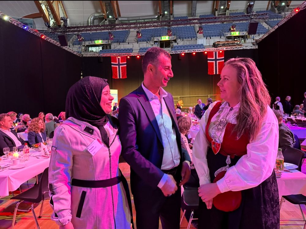 to kvinner og en mann på statsborgerseremoni