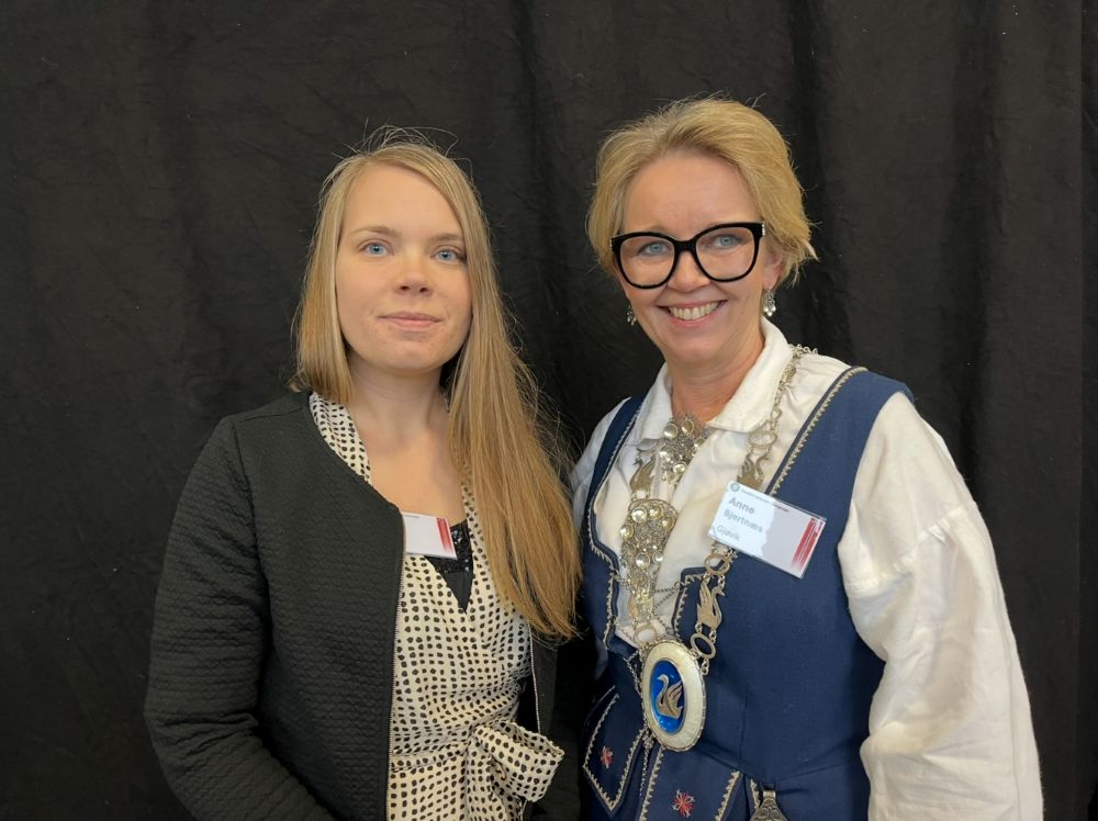 To kvinner på statsborgerseremoni