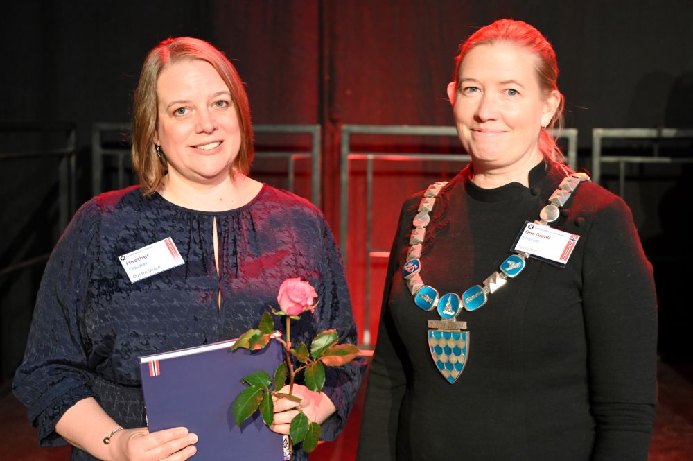 To kvinner på statsborgerseremoni