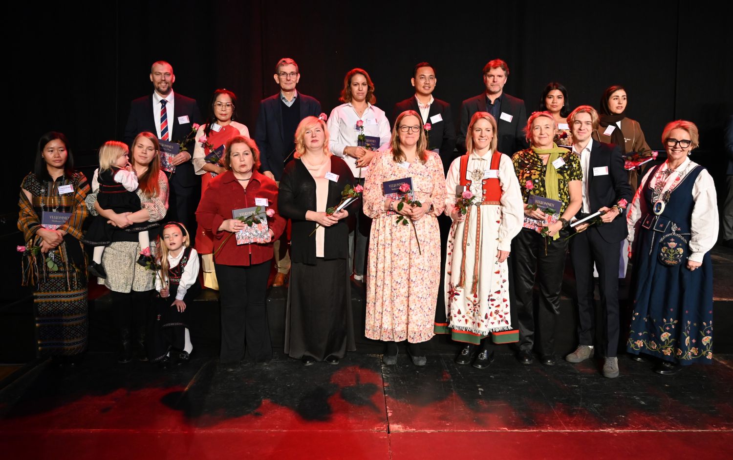 Gruppebilde av festkledde mennesker fra Gjøvik på statsborgerseremoni