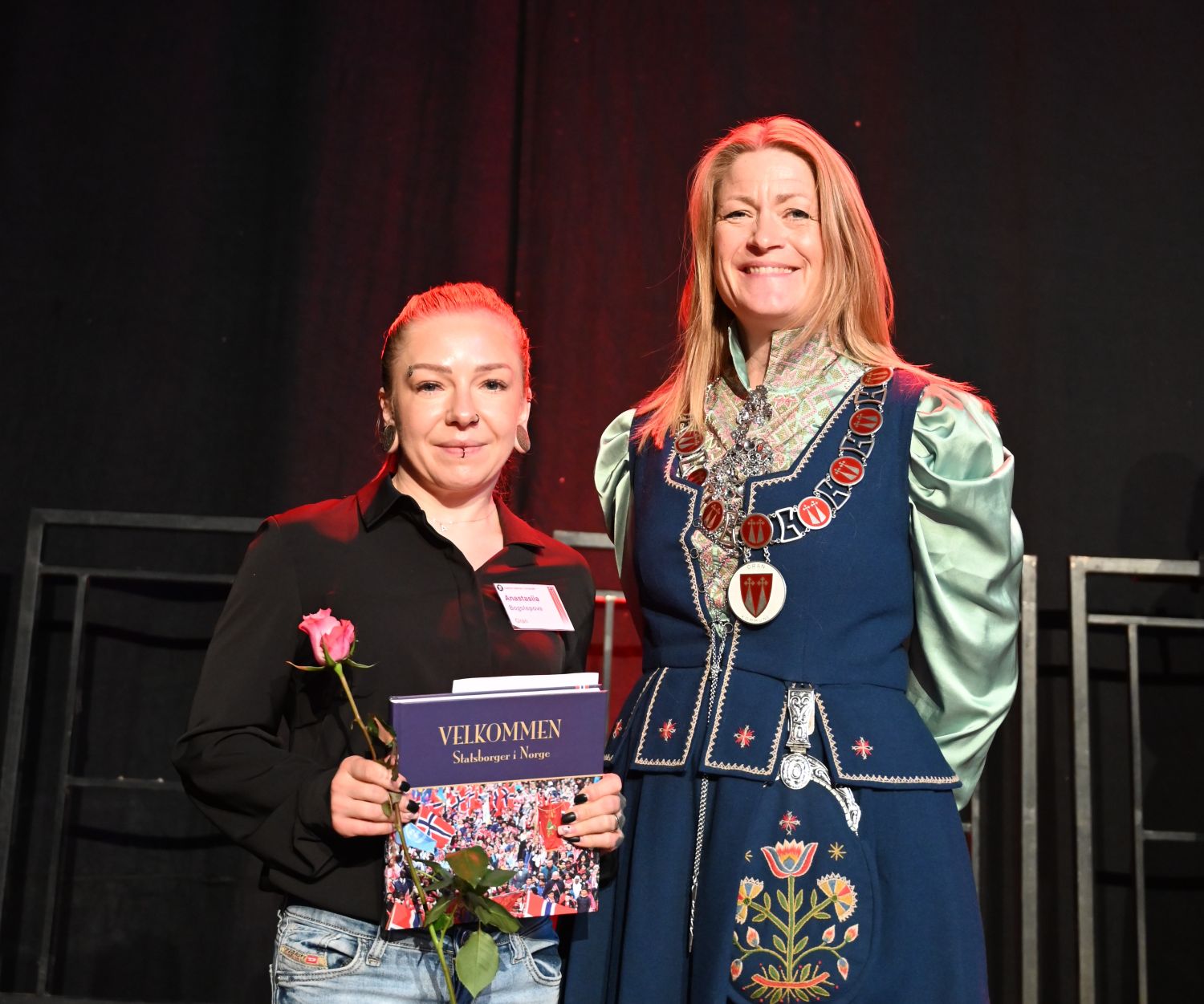 Festkledde mennesker fra Gran på statsborgerseremoni