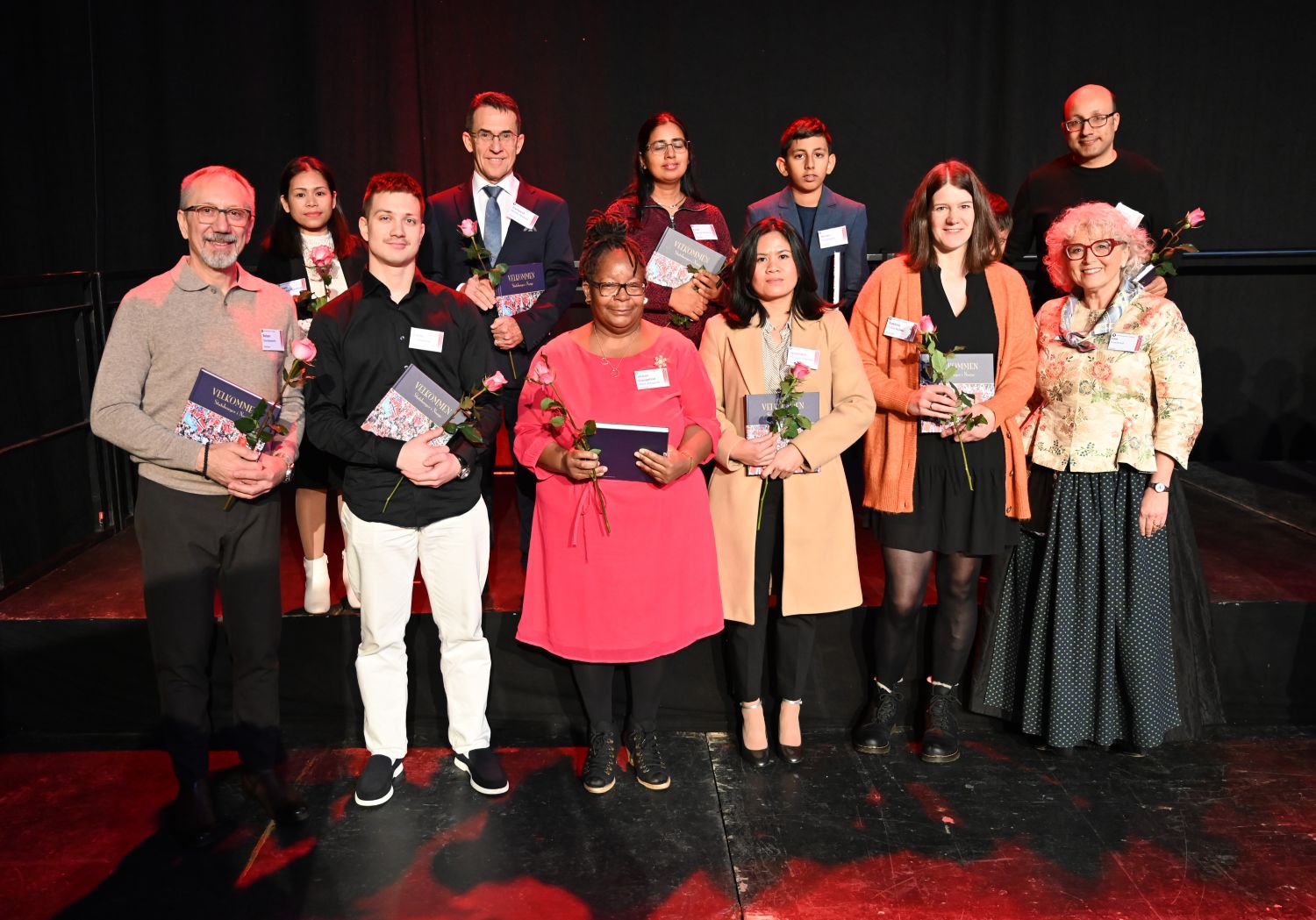 Gruppebilde av festkledde mennesker fra Hamar på statsborgerseremoni