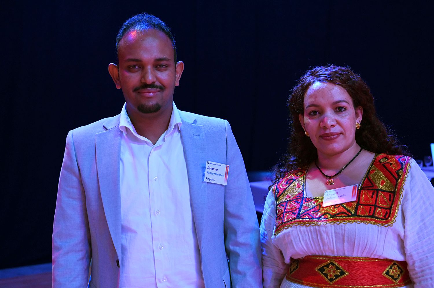 Fint pyntet mann og dame på statsborgerseremoni