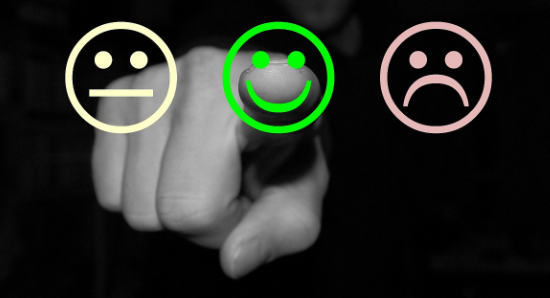 Bildet er hentet fra Pixabay Tre forskjellige smilefjes - En pekefinger som peker på det smilende fjeset
