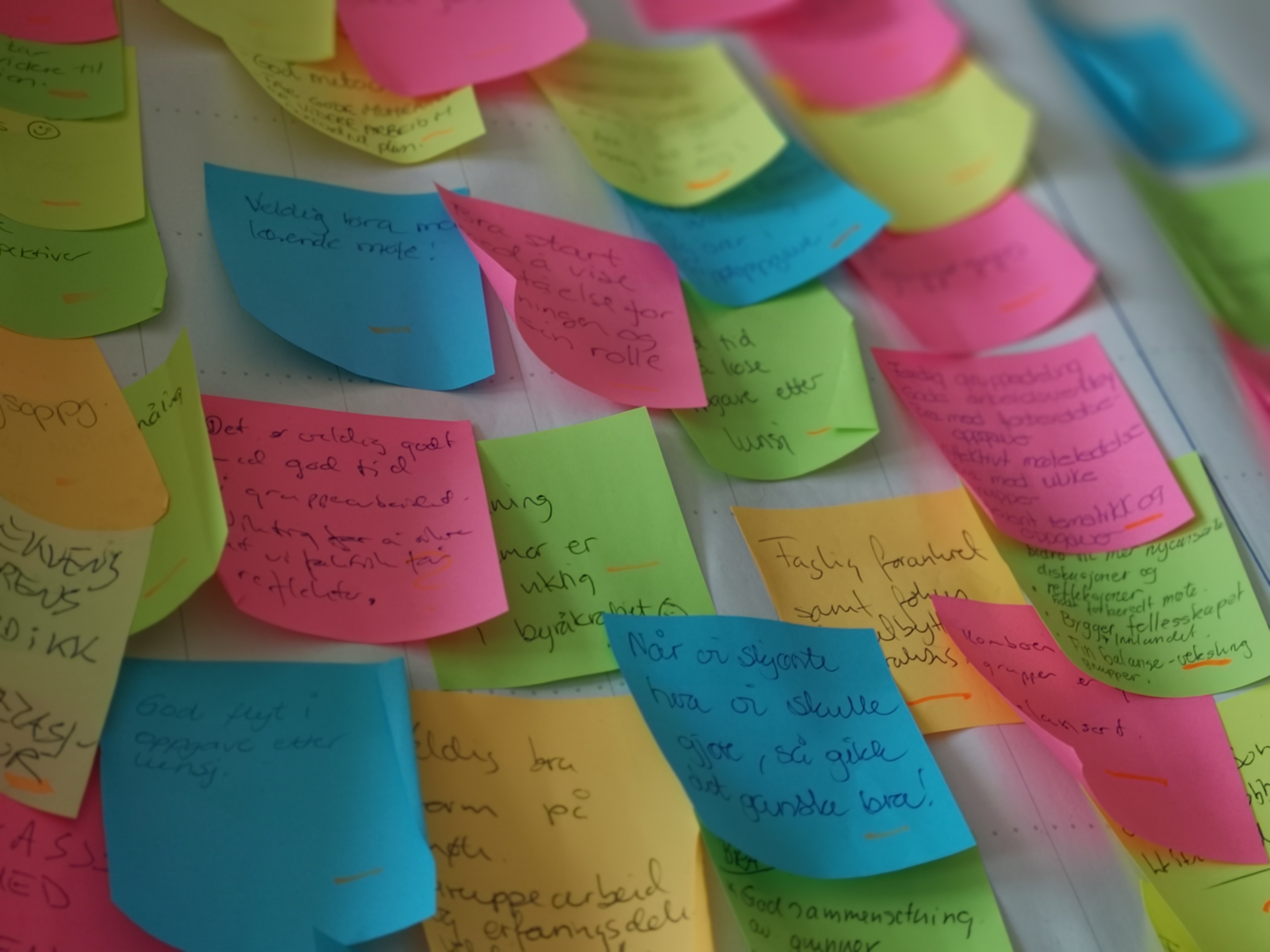 Alle foto: Kai A Lien Post-it lapper i forskjellige farger klistret på et stort ark