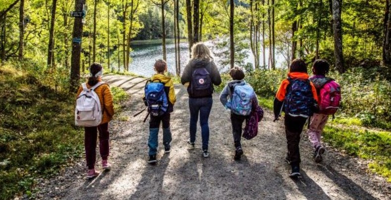Bildet er hentet fra Udir.no Bilde av skoleelever og voksne som er på tur i skogen