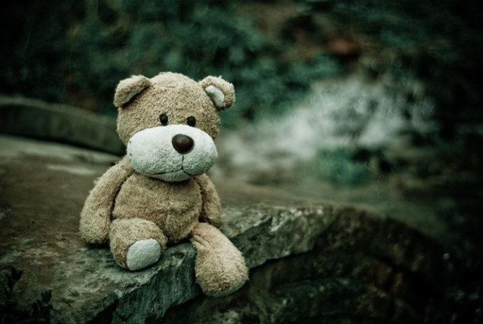 En bamse som sitter alene