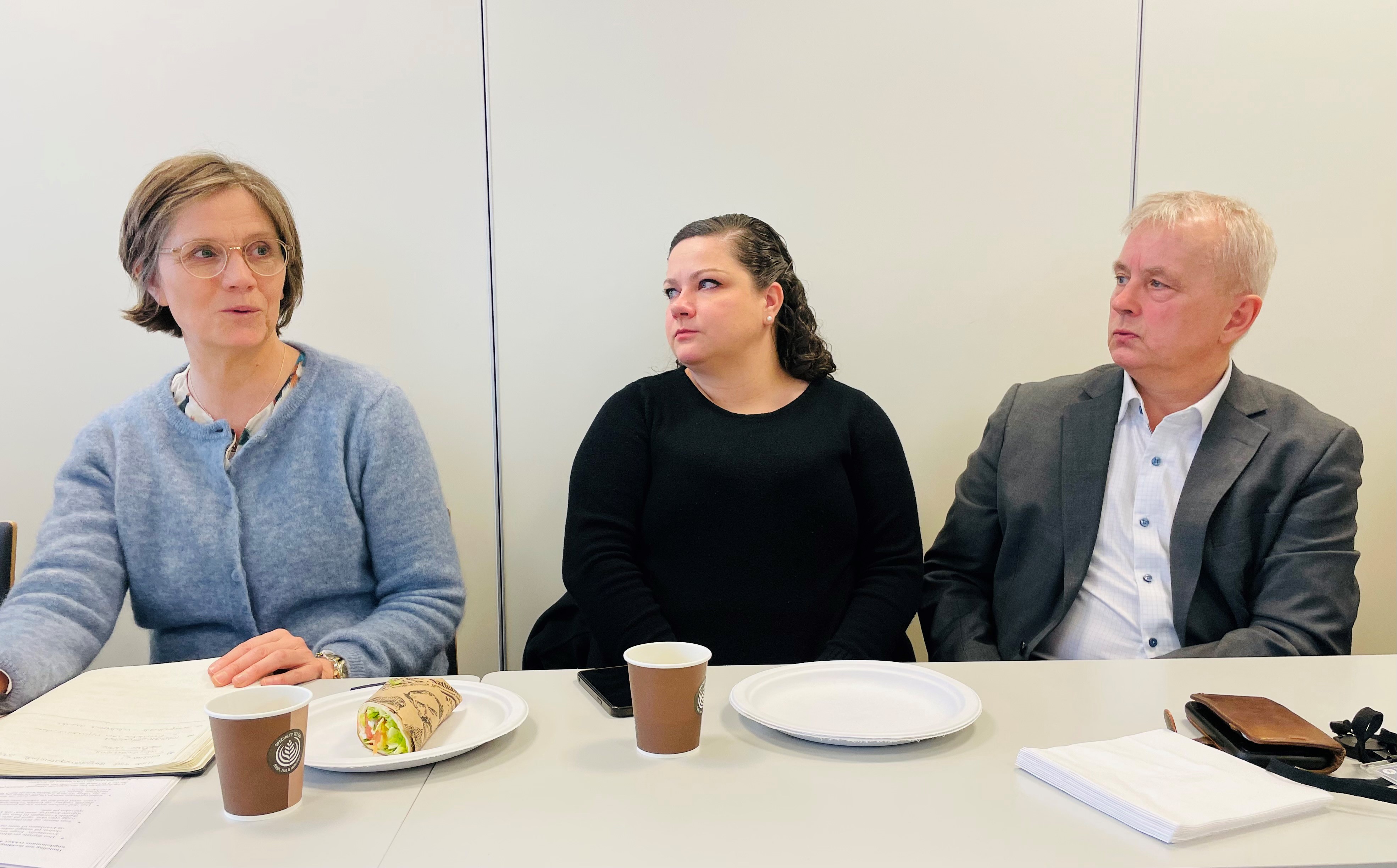 Kjersti Toppe (barne- og familieminister), Margrethe Haarr (stortingsrepresentant) og Knut Storberget (statsforvalter i Innlandet) snakker om stortingsmeldingen og får gode innspill fra ungdomsrådene tilbake. Foto: Kristina Skamsar. Kjersti Toppe (barne- og familieminister), Margrethe Haarr (stortingsrepresentant) og Knut Storberget (statsforvalter i Innlandet) snakker om stortingsmeldingen og får gode innspill fra ungdomsrådene tilbake.