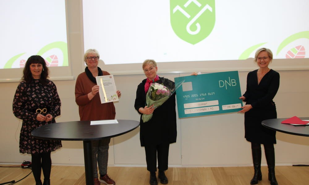 Nestleder i KS, Jenny Følling og helse- og omsorgsminister, Ingvild Kjerkol ga sjekken på 100. 000 kroner til Målfrid Schiager i Gjøvik kommune og Åsa Karin Serholt Jensen i Hamar kommune.