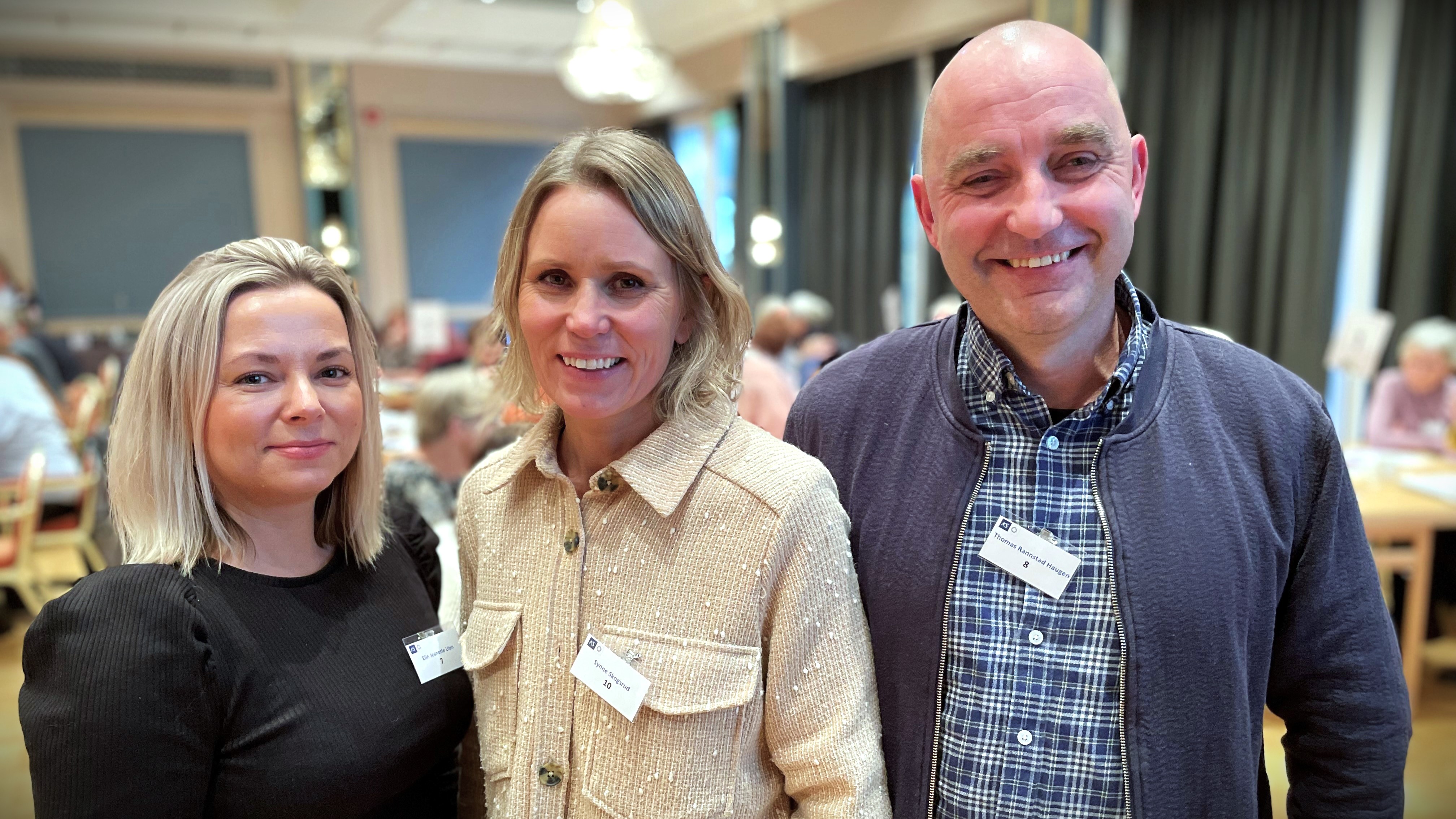 Tjenesteleder pleie- og omsorg Elin Jeanett Ulen, kommunalsjef Synne Skogsrud og prosjektleder fremtidig bo- og tjenestetilbud Thomas Rannstad Haugen. Alle jobber med Leve hele livet reformen i Lom kommune.