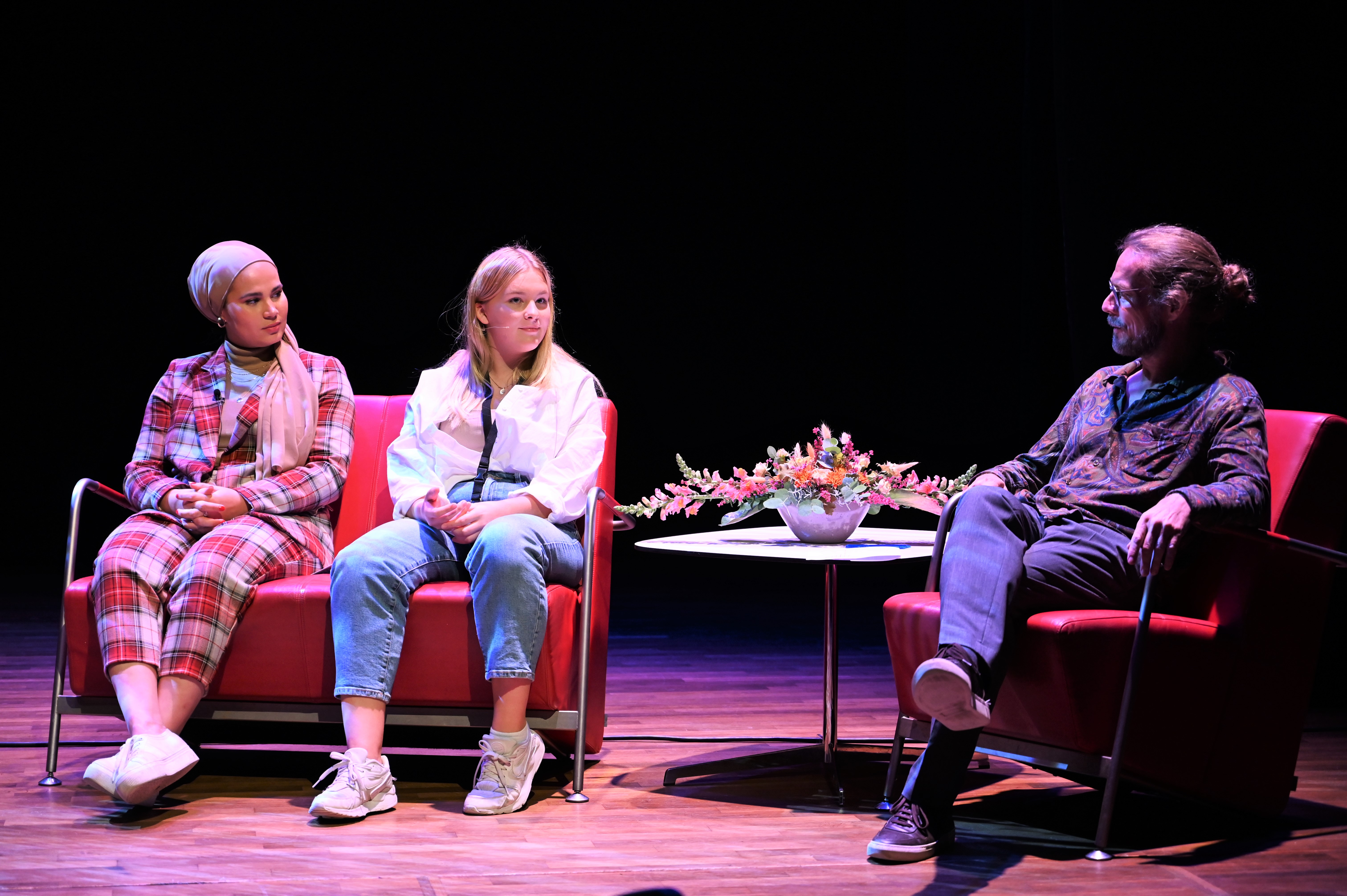 Konferansier Iman Meskini, Ronja Svendsen fra Barn- og ungepanelet og psykolog Peder Kjøs  i samtale om  det å være ung i dag.