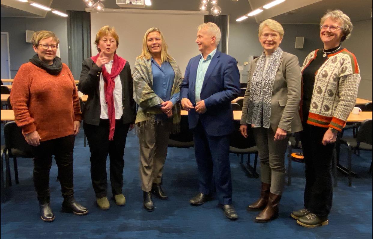 På Otta var klimatiltak og barnevernsreformen temaer som opptok alle, uansett rolle i kommune eller stat. Her er Live Langøygard, Edel Kveen, Mariann Skotte, Knut Storberget, Eldri Siem og Guri Ruste.  