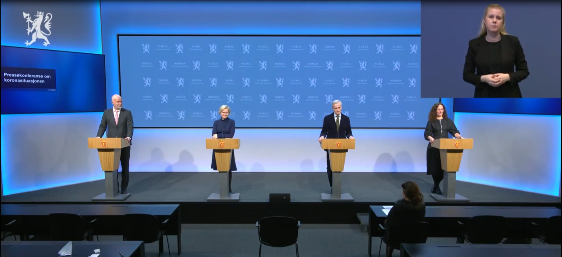 Skjermbilde fra regjeringens pressekonferanse lørdag 12. februar.