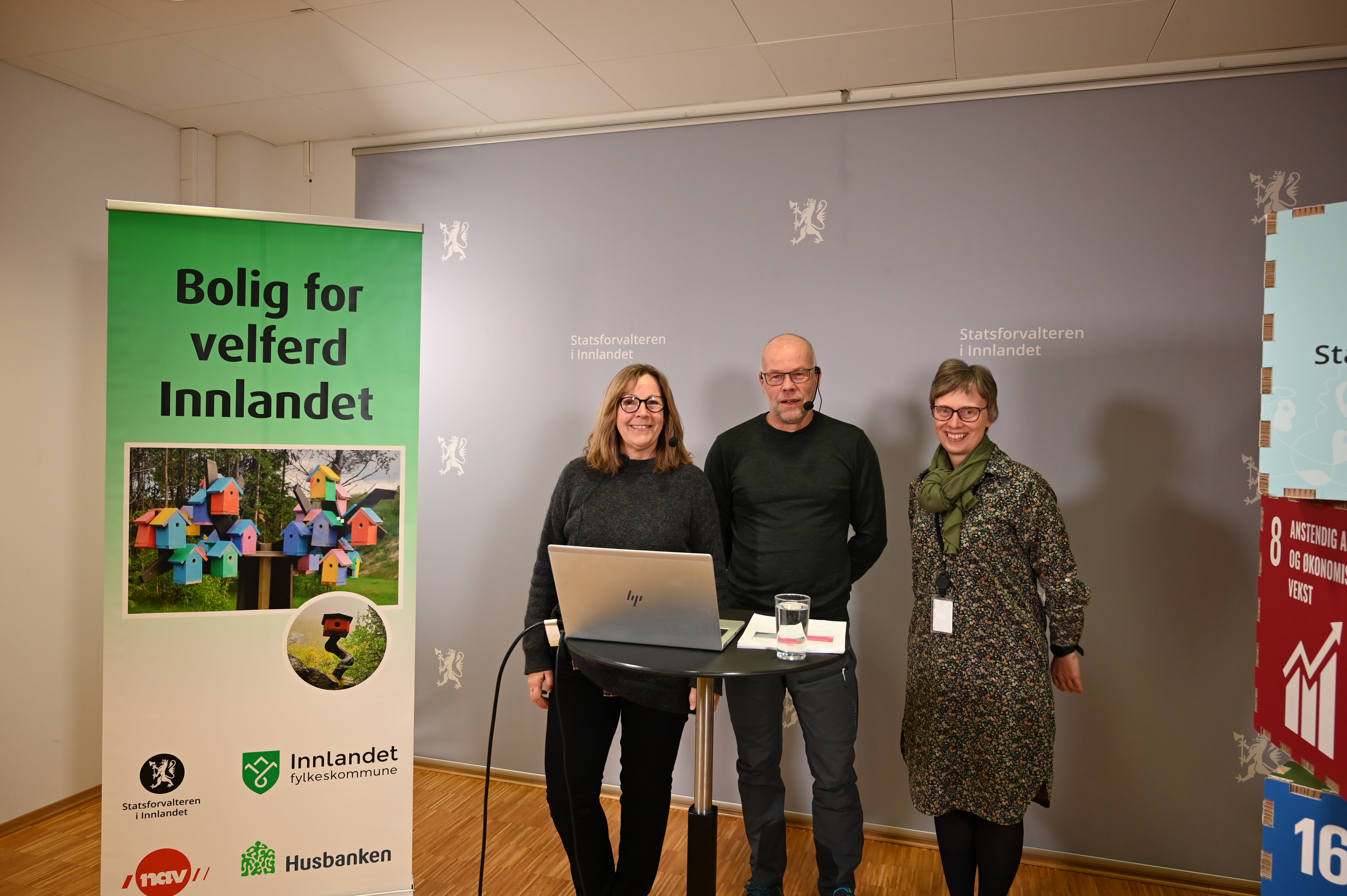 Bente N. Lindstad, Morten Sandbakken og Randi-Irene Midthaugen i studioet Foto: Benedicte Kvalsund / Statsforvalteren i Innlandet.
