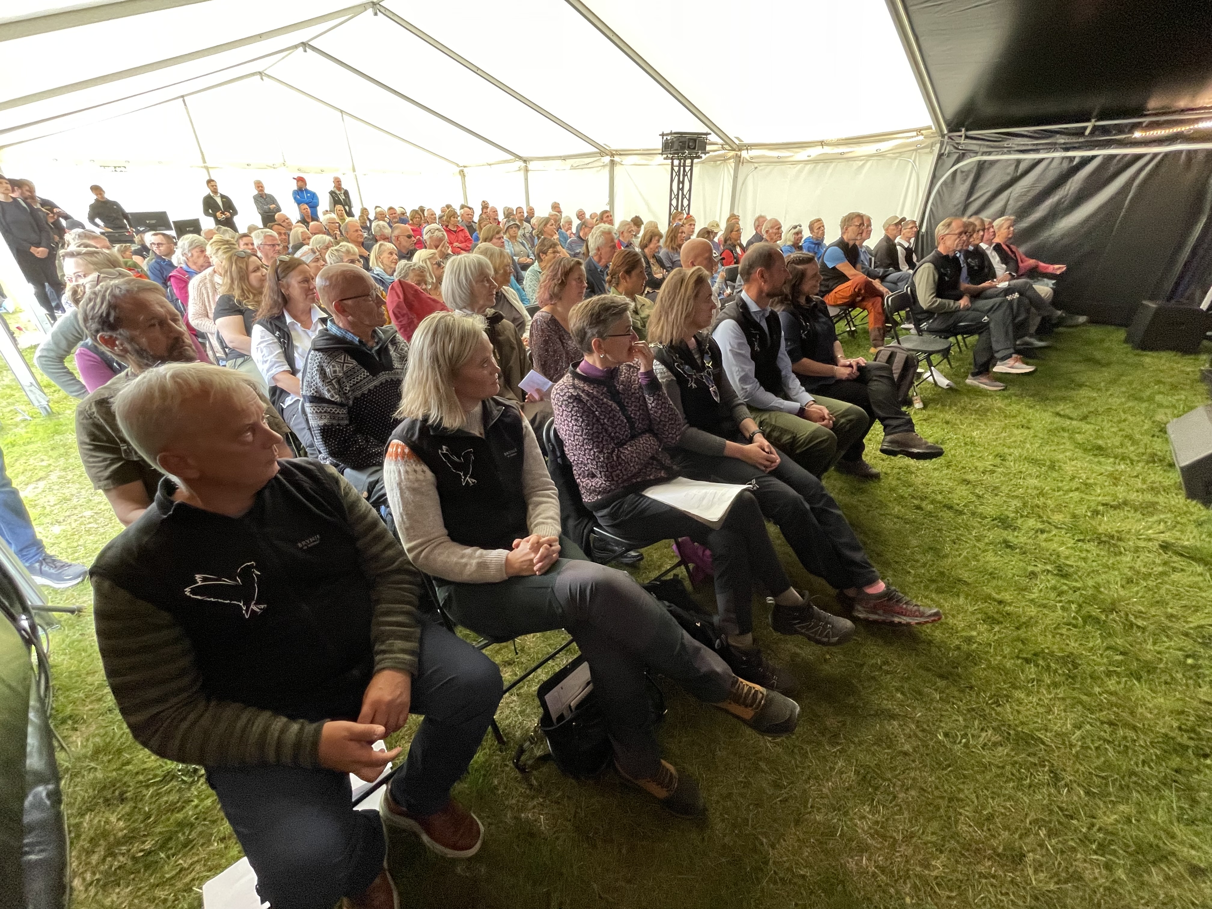 Statsforvalteren i Innlandet og Miljødirektoratet var arrangør av feiringen på Fokstumyra. Foto: Foto Kristina Skamsar. Publikum under feiringen av Fokstumyra og 100 år med vern i Norge.
