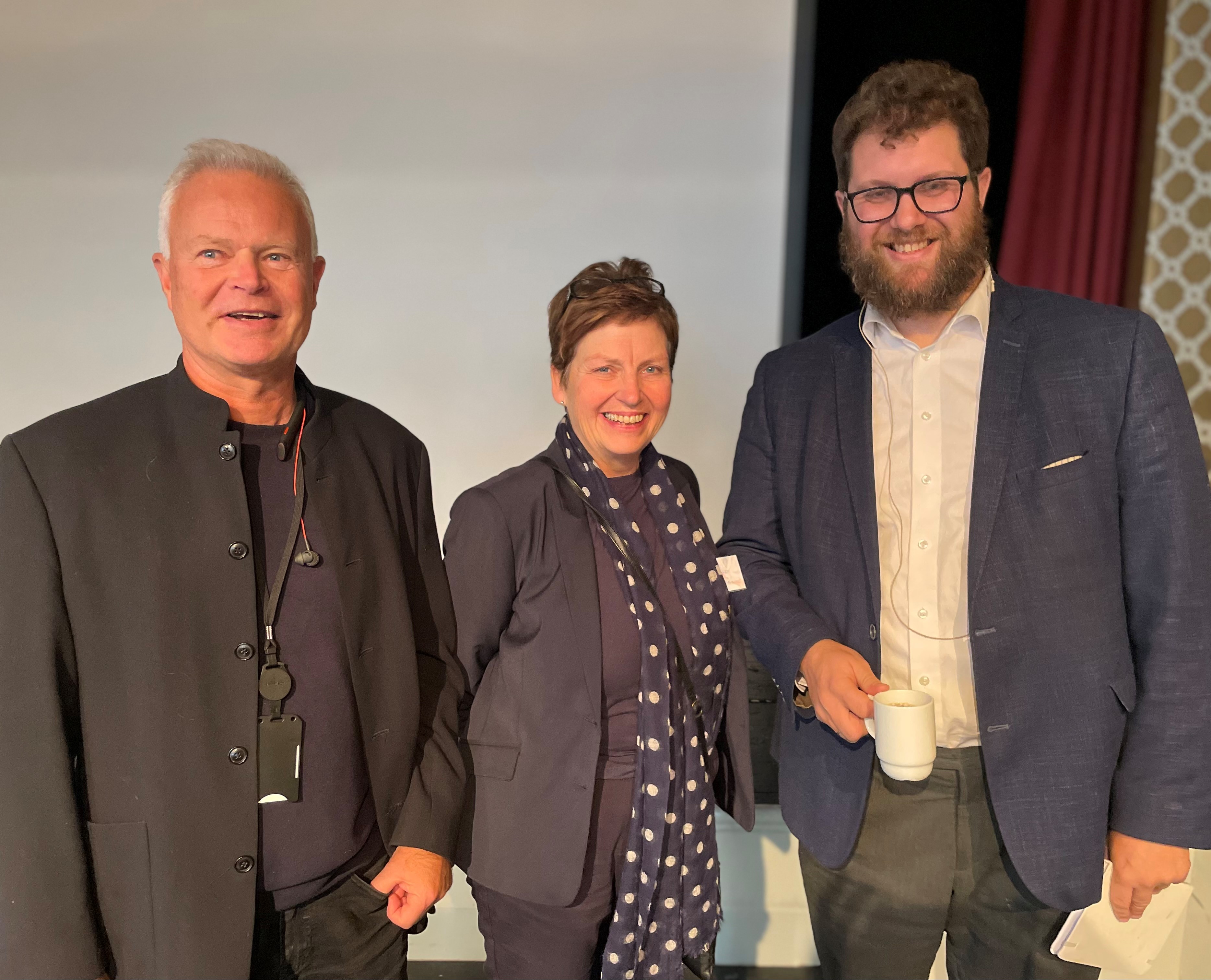 Fylkeslege Harald Vallgårda, velferdsdirektør Eli Blakstad (Statsforvalteren i Innlandet) og Karl Kristian Bekeng i Helse- og omsorgsdepartementet. Foto: Kristina Skamsar. Tre personer står oppstilt.