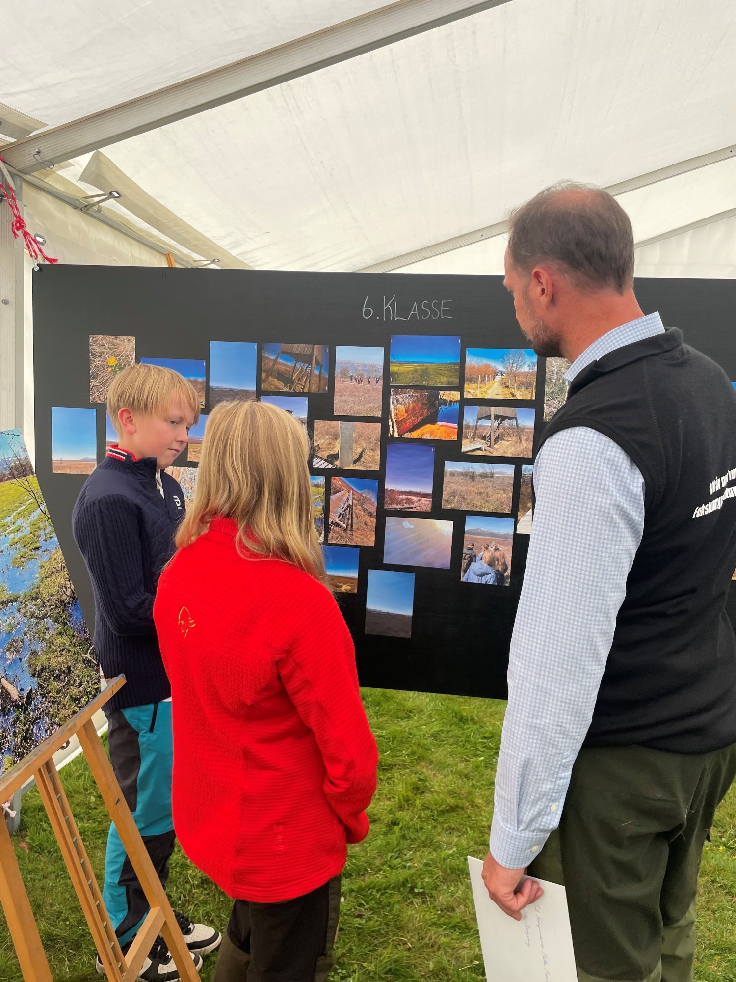 Barneskolen på Dovre holdt fotoutstilling og barna på 5. og 6. trinn fortalte kronprinsen om bildene de hadde tatt. Foto: Kristina Skamsar. Barneskolen på Dovre holdt fotoutstilling og barna på 5. og 6. trinn fortalte kronprinsen om bildene de hadde tatt.