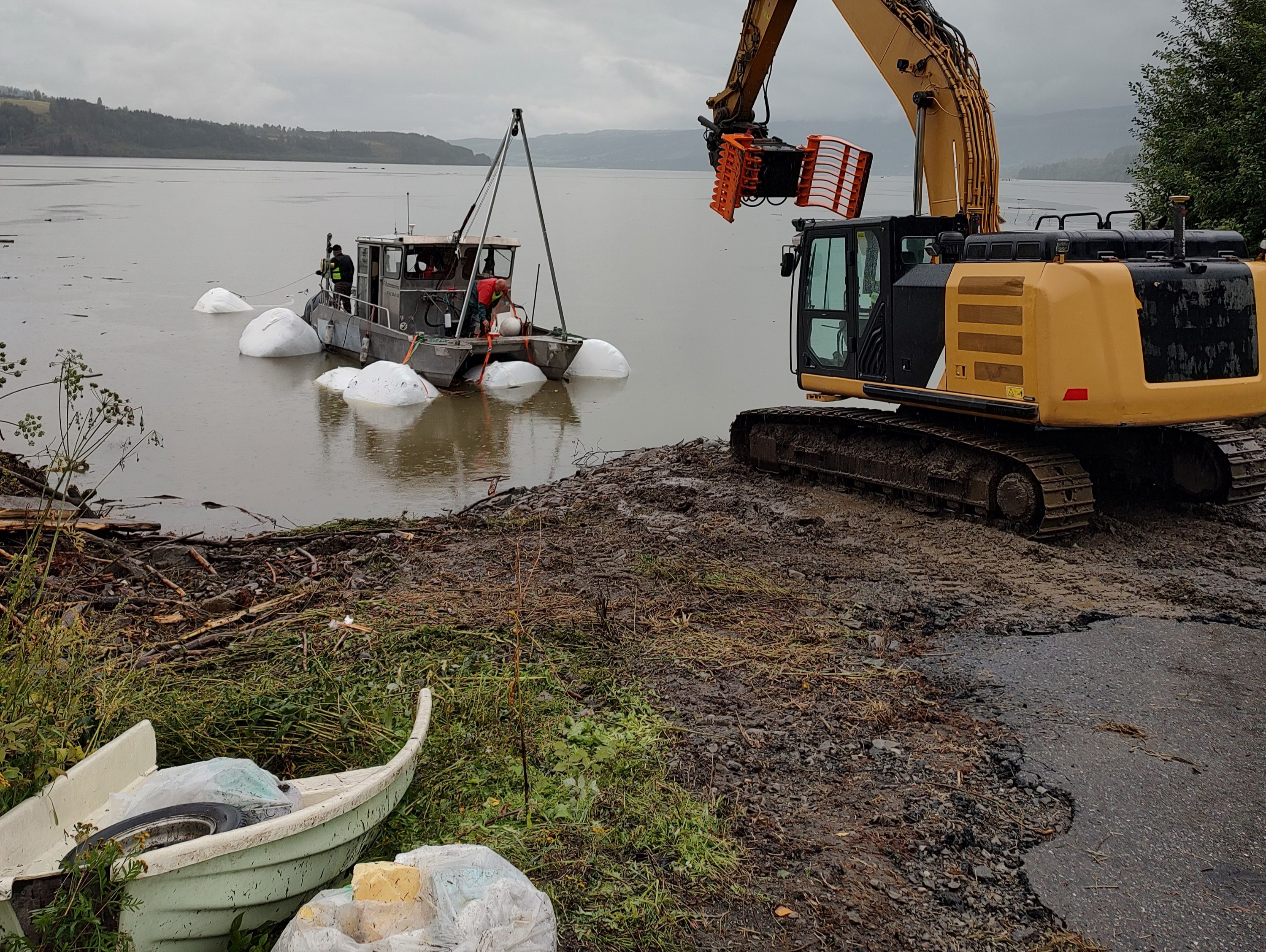 Rydding av rundballer i Mjøsa etter ekstremværet "Hans" 12.-13. august 2023.