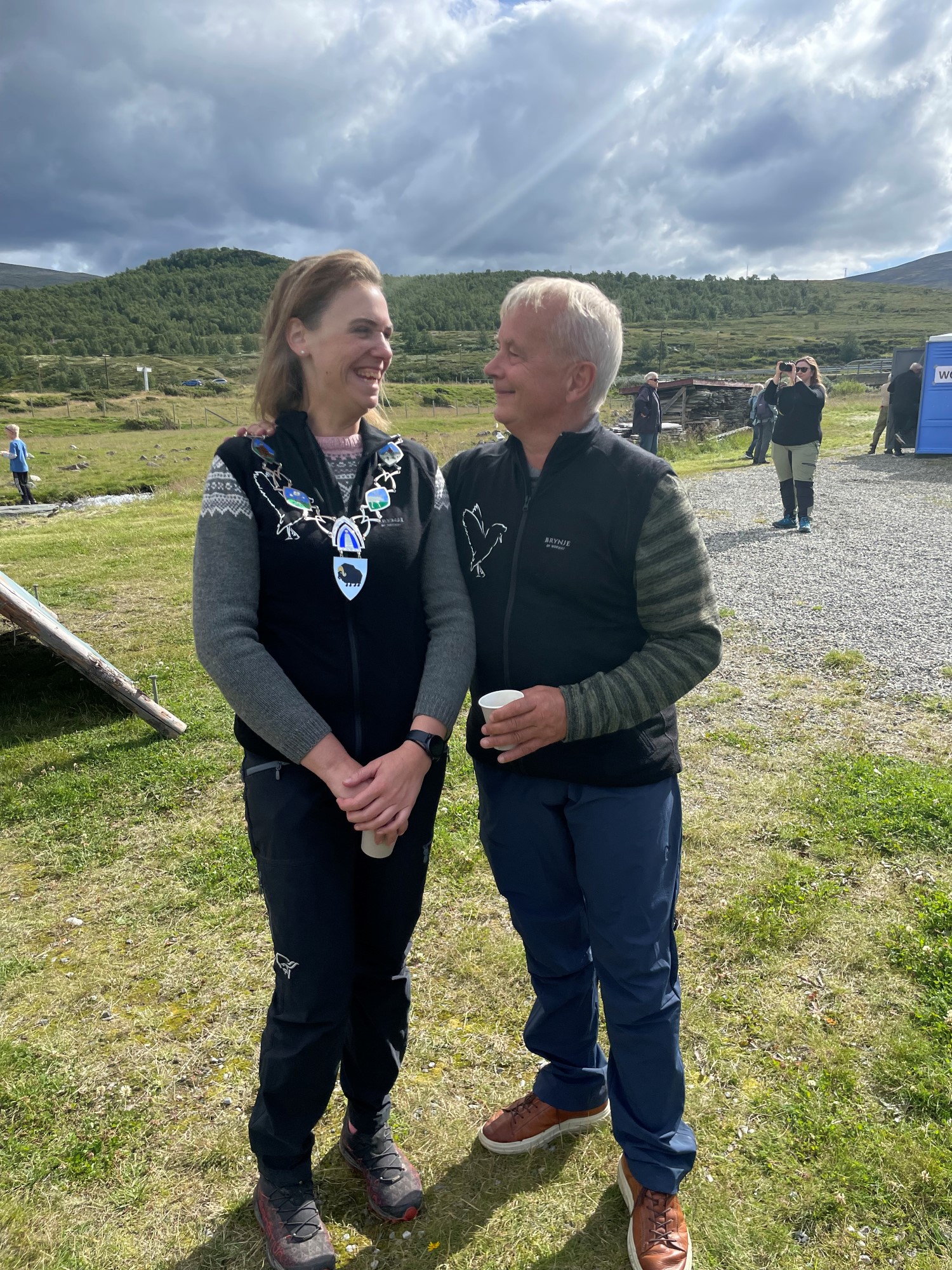 Ordfører Astrid Skomakerstuen og statsforvalter Knut Storberget tok seg en kaffekopp i sola som skinte under hele arrangementet. Foto: Kristina Skamsar. Ordfører Astrid Skomakerstuen og statsforvalter Knut Storberget tok seg en kaffekopp i sola som skinte under hele arrangementet.