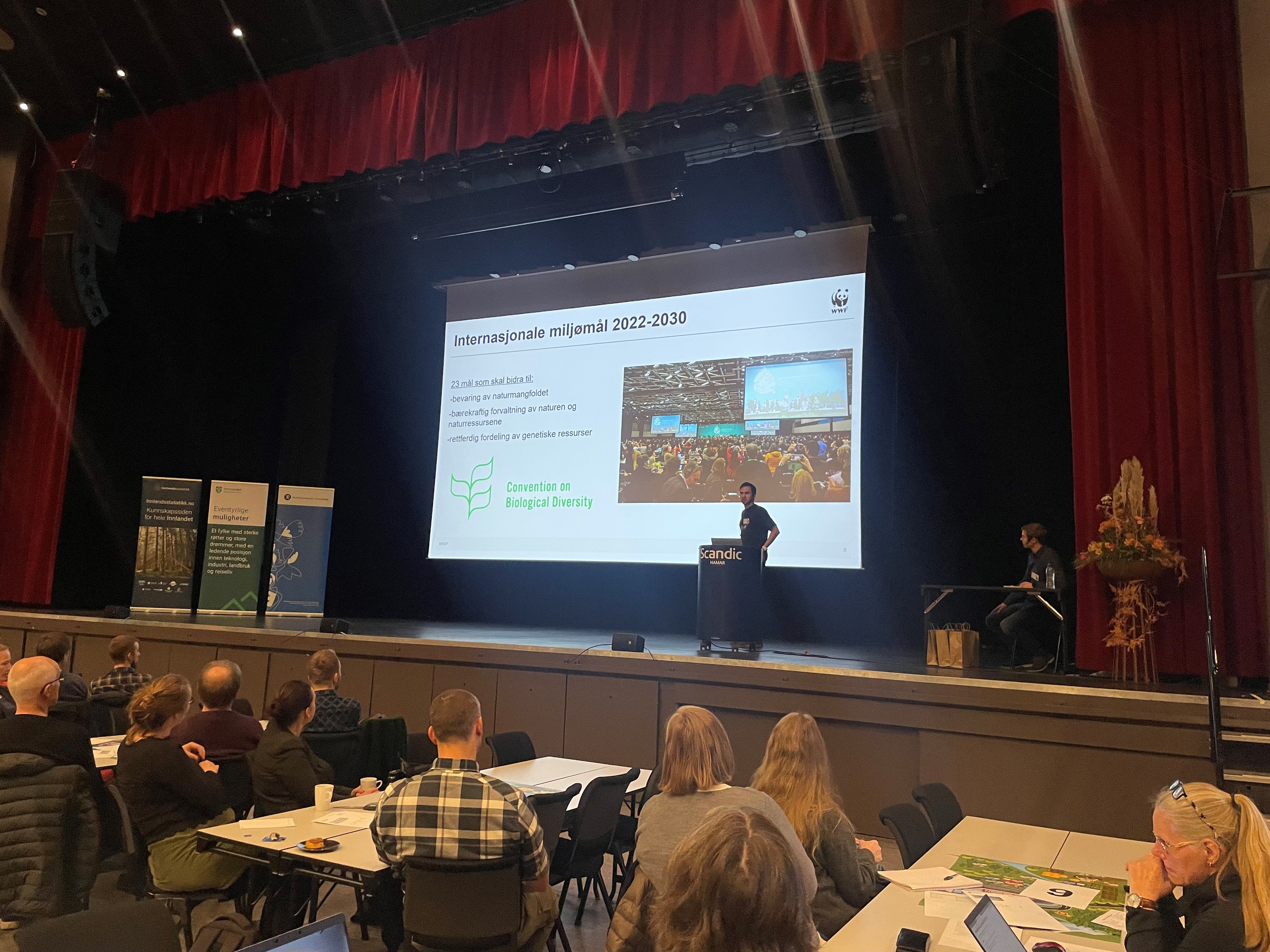 Naturavtale og nye internasjonale forpliktelser, ved Sverre Lundemo, WWF Verdens naturfond. Foto: Kristina Skamsar. Konferanse med foredragsholder. Fullsatt sal.