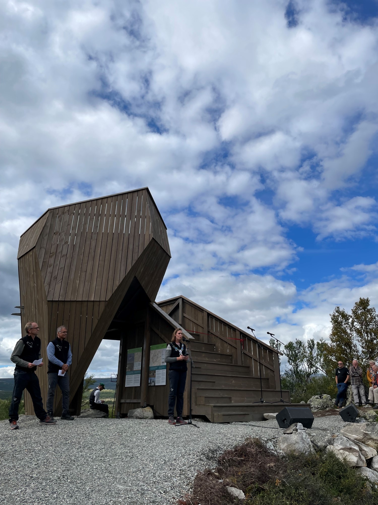 Anbefaler alle å ta turen til Rullesteinen utkikkspunkt som offisielt ble åpnet av ordfører Astrid Skomakerstuen i Dovre kommune. Foto: Kristina Skamsar. Rullesteinen utkikkspunkt som offisielt ble åpnet av ordfører Astrid Skomakerstuen i Dovre kommune.