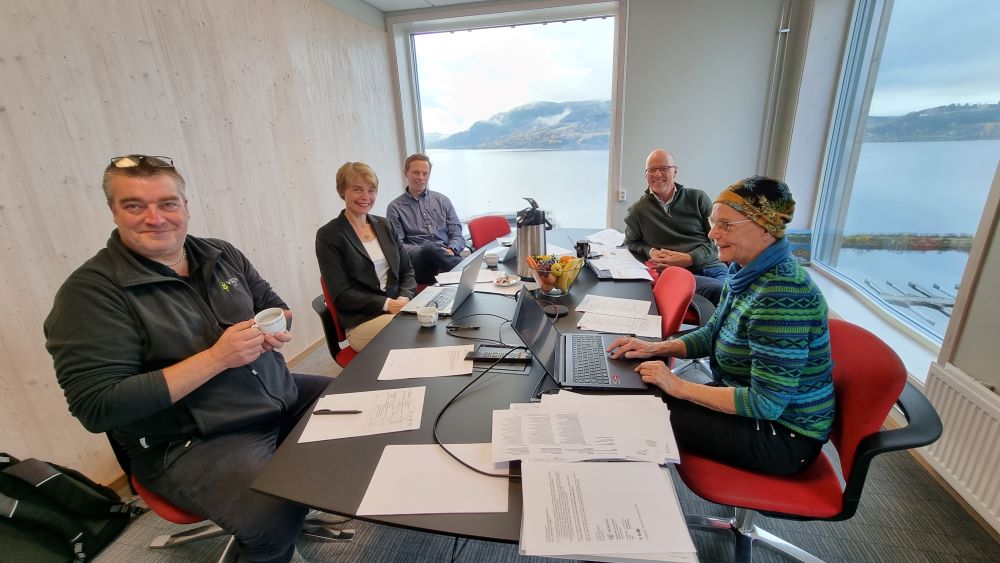 Samarbeidspartene møttes i arbeidsgrupper, her for å jobbe med emne Kommunikasjon og økonomi. F.v. Inge Myrlund, Viken Skog, Eva Skagestad, Statsforvalteren i Innlandet, Christer Aartveit, AT Skog, Mikael Fønhus, Skogkurs og Liv Marit Strupstad, som jobber i sekretariatet for fagskole-prosjektet. Foto: May-Sylvi Skinnerlien. Samarbeidspartene møttes i arbeidsgrupper, her for å jobbe med emne Kommunikasjon og økonomi. F.v. Inge Myrlund, Viken Skog, Eva Skagestad, Statsforvalteren i Innlandet, Christer Aartveit, AT Skog, Mikael Fønhus, Skogkurs og Liv Marit Strupstad, som jobber i sekretariatet for fagskole-prosjektet.