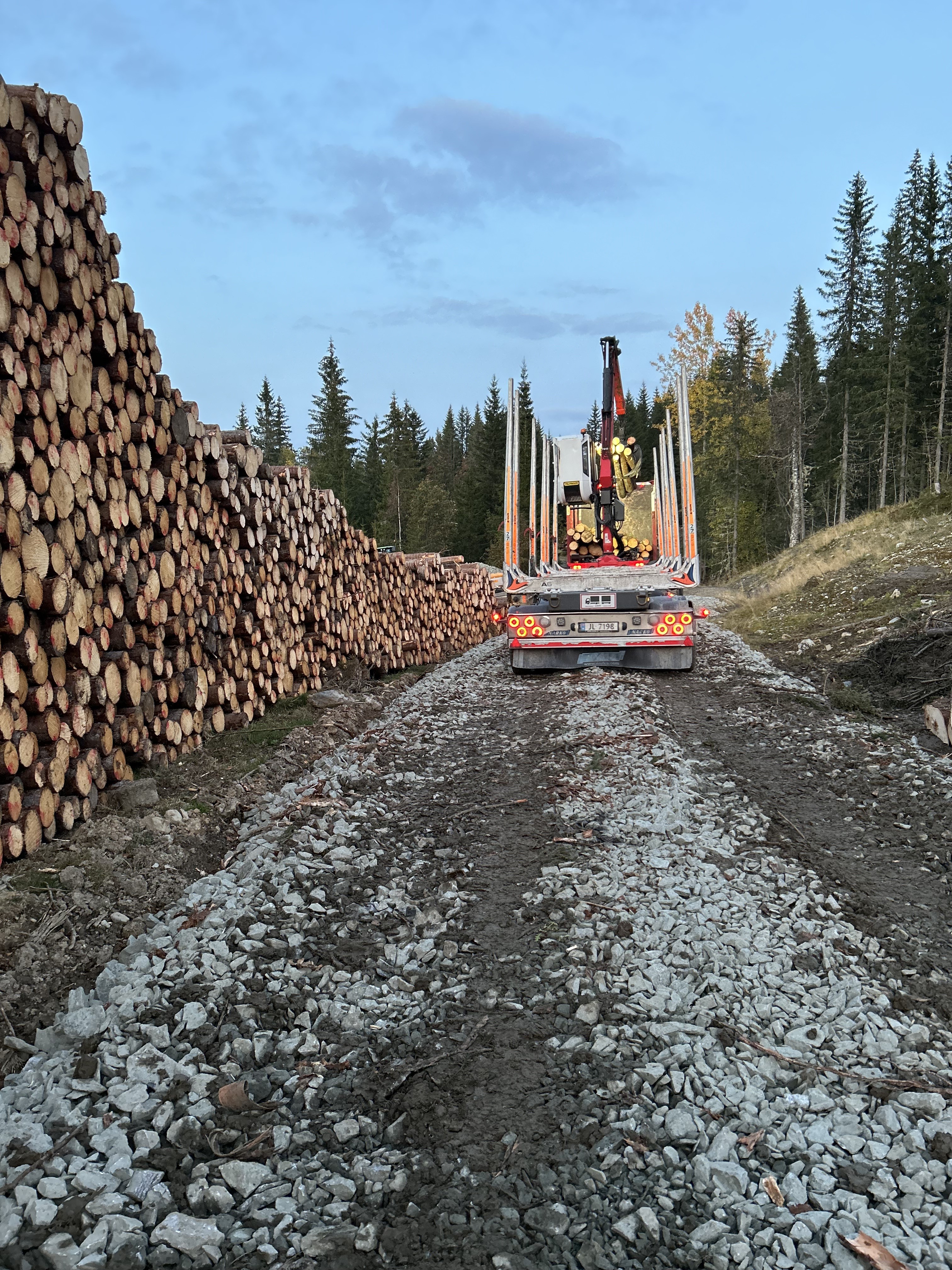Foto: Steinar Lyshaug. Tømmerbil som laster tømmer på tømmervelte