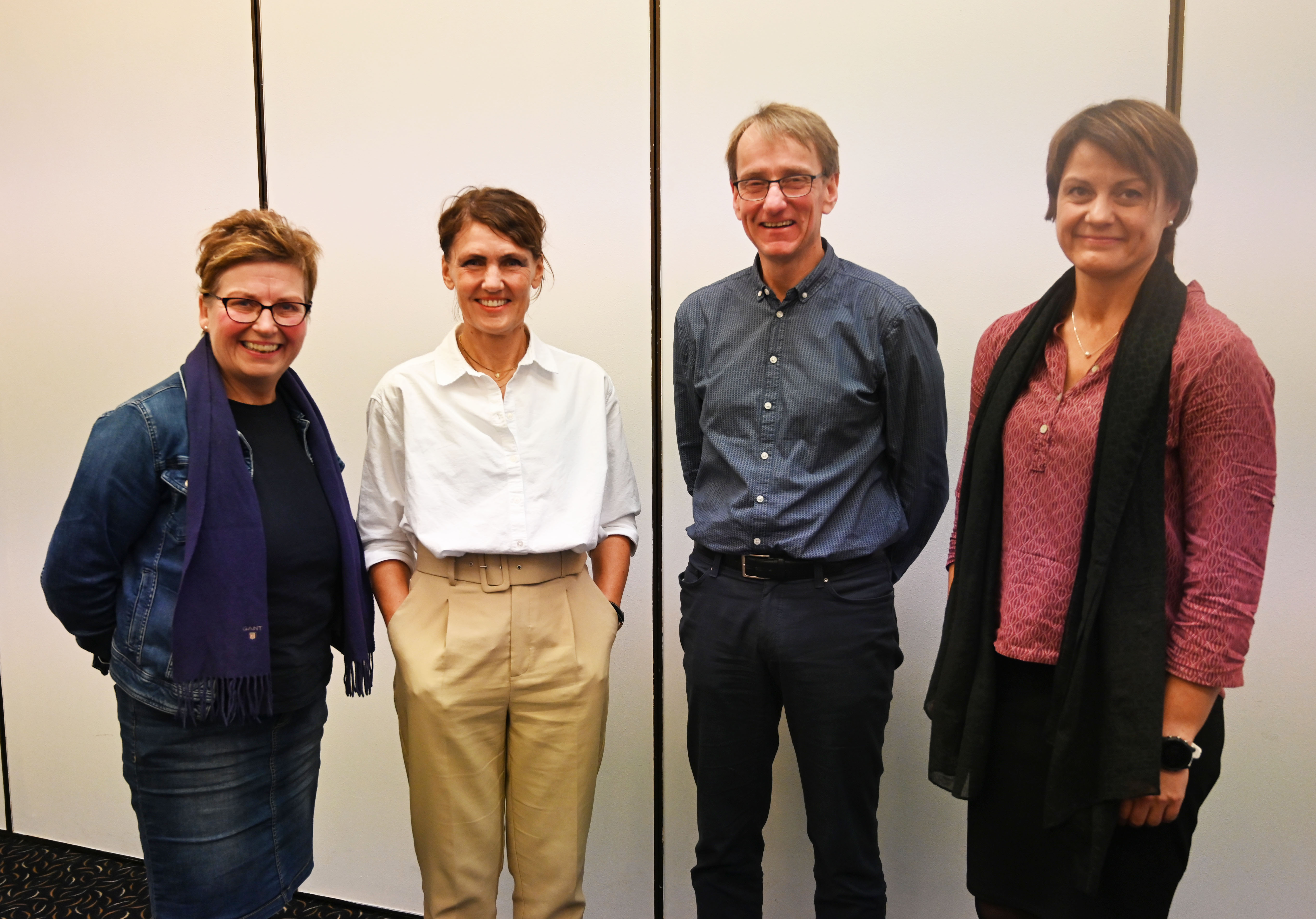Eli Blakstad, velferdsdirektør Statsforvalteren, Iren W. Skurdal, seniorrådgiver Statsforvalteren, Martin Skramstad, KS og Anne Grete Hole-Stensrud, kommunalsjef Østre-Toten kommune i dialog om ny barnevernsreform. Foto: Kristina Skamsar. Eli Blakstad, velferdsdirektør Statsforvalteren, Iren W. Skurdal, seniorrådgiver Statsforvalteren, Martin Skramstad, KS og Anne Grete Hole-Stensrud, kommunalsjef Østre-Toten kommune i dialog om ny barnevernsreform.