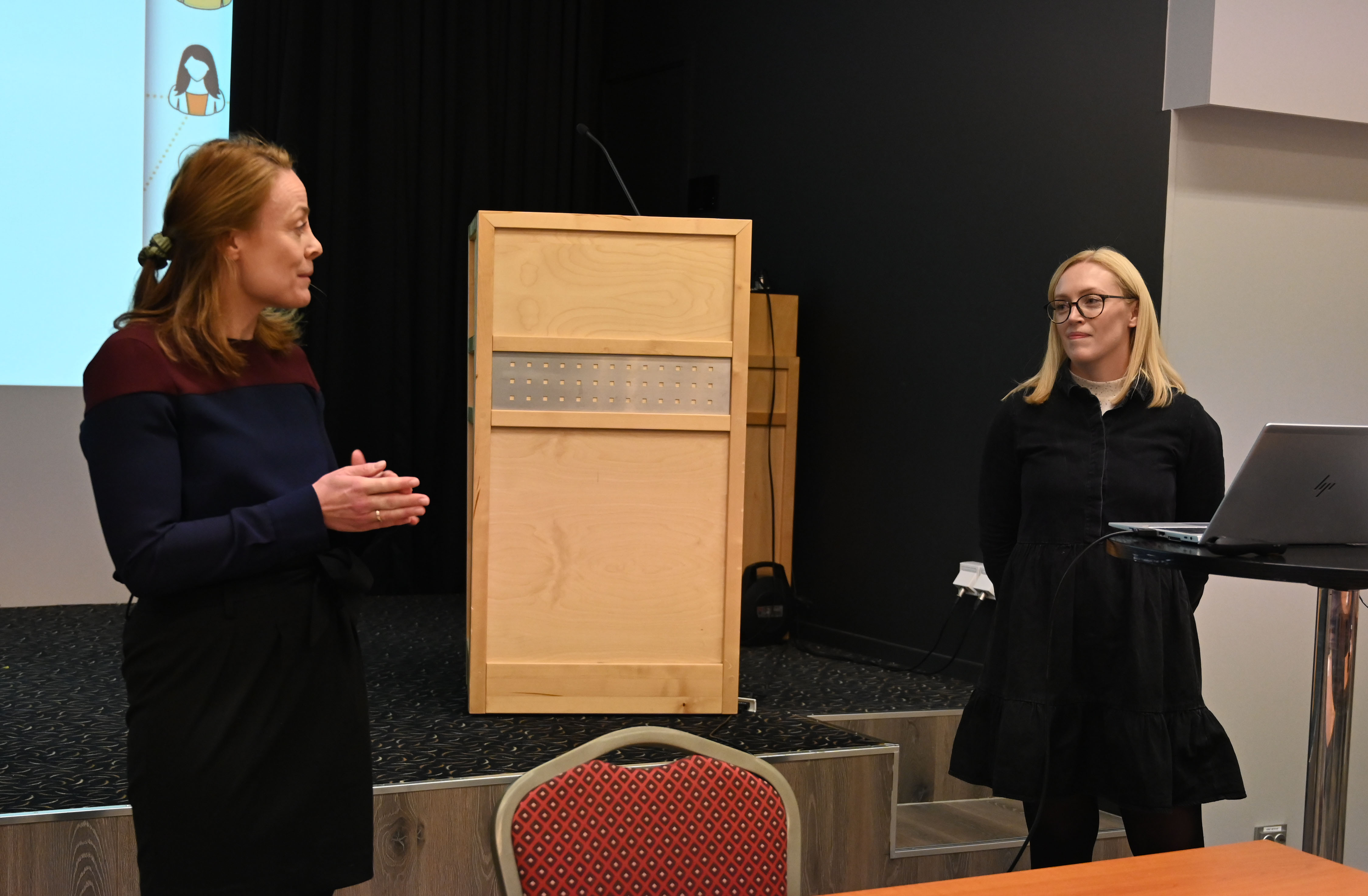 Ingrid Olstad Busterud, daglig leder og Mari Kristine Knudsen, prosjektleder i Helseinn påpekte viktigheten av samhandling og samskaping for mer sammenhengende helsetjenester. Foto: Kristina Skamsar. Ingrid Olstad Busterud, daglig leder og Mari Kristine Knudsen, prosjektleder i Helseinn påpekte viktigheten av samhandling og samskaping for mer sammenhengende helsetjenester.