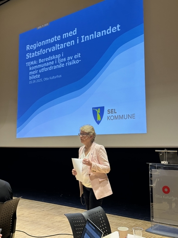 ordfører Eldri Siem står i Kulturhuset og snakker til kommunale ledere og ledelsen hos Statsforvalteren på regionmøte.