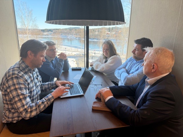 Deltagere på møtet jobber med gruppearbeid under møtet.