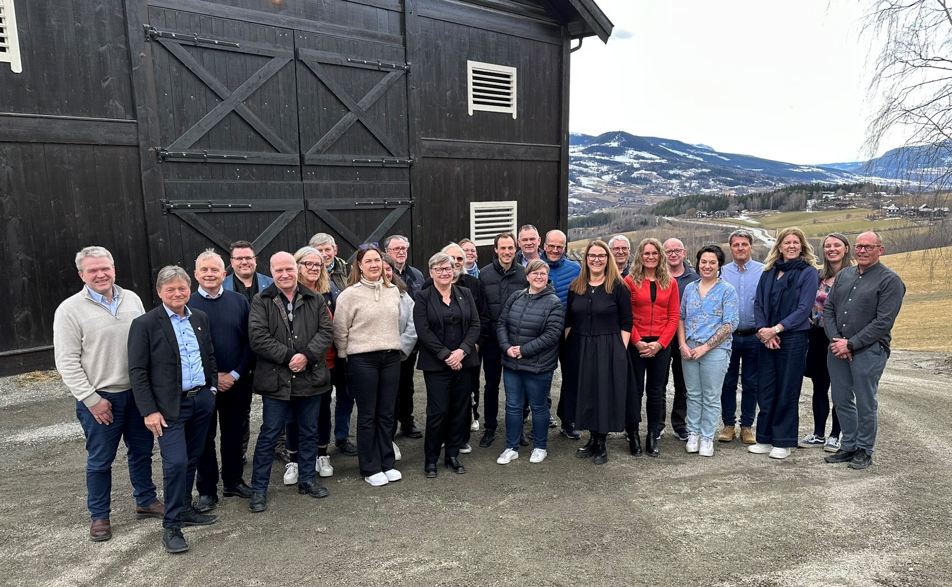 Formannskapene i Ringebu, Nord- og Sør-Fron møter statsforvalter Knut Storberget og ledere fra embetet.