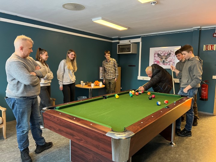 Biljardbordet flittig brukt på ungdomsklubben Foto: Lisbeth B. Huse. Ungdom på ungdomsklubben i Lom spiller biljard.