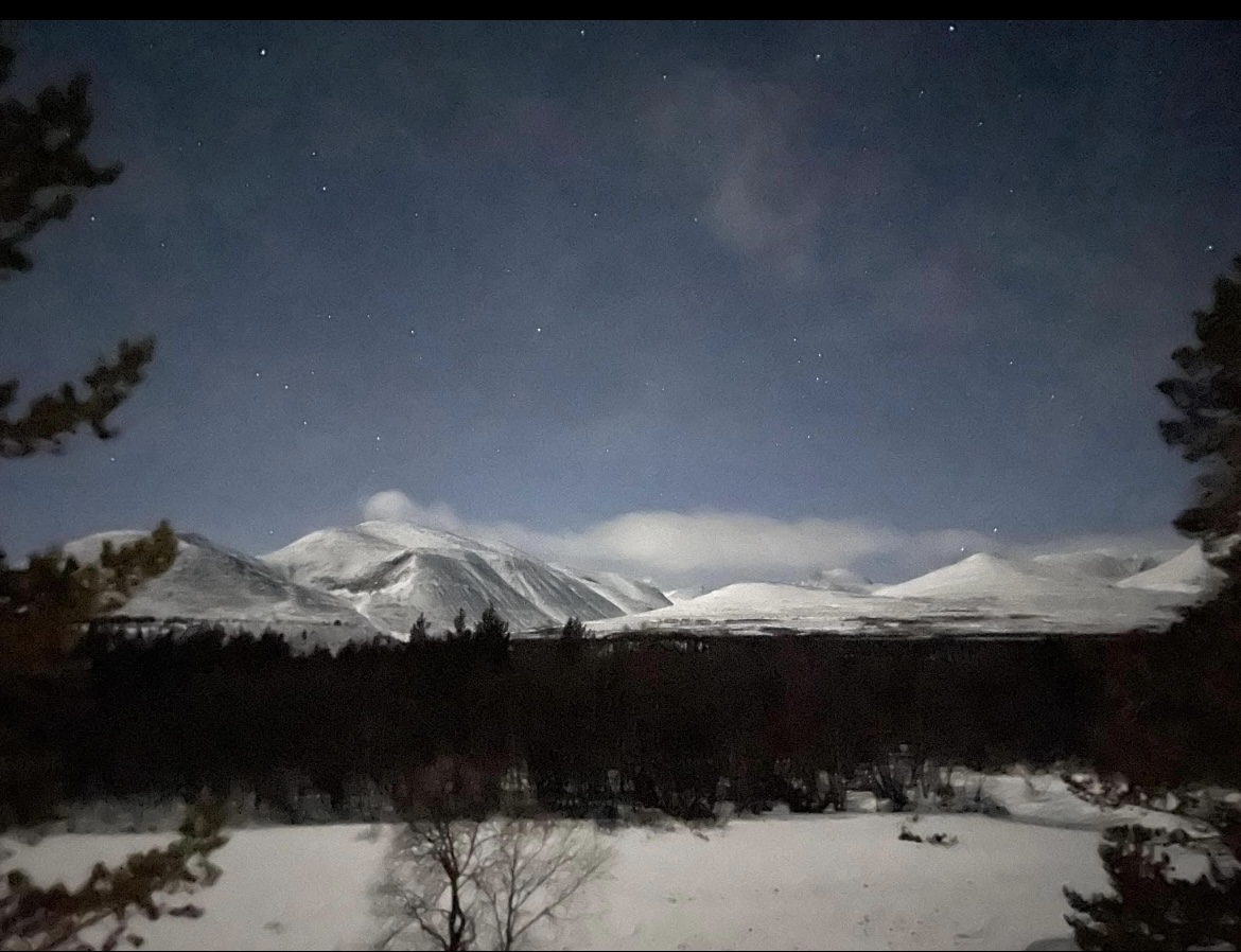 Vinternatt i Rondane tatt fra Harald Sohlbergs plass. Foto: Benedicte Kvalsund. Fjell med snø.